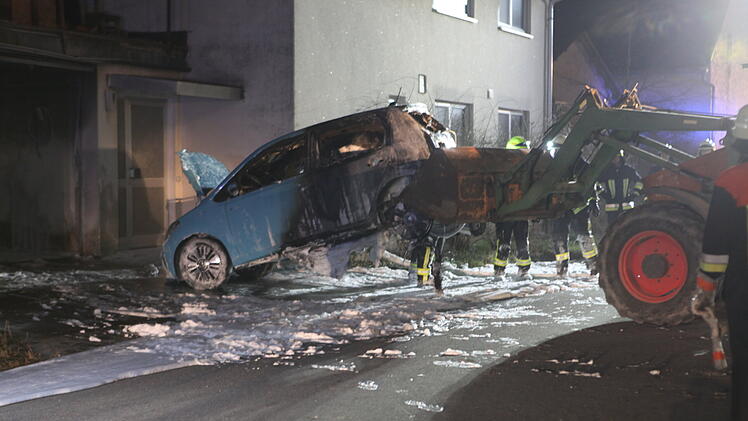 Kreis Ansbach: Elektroauto fängt beim Laden Feuer