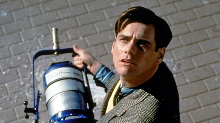 Langsam merkt Truman, dass in seiner heilen Welt etwas nicht stimmt. Aus heiterem Himmel st&uuml;rzt ein Scheinwerfer vor seine F&uuml;&szlig;e und um ihn herum geschehen seltsame Dinge.