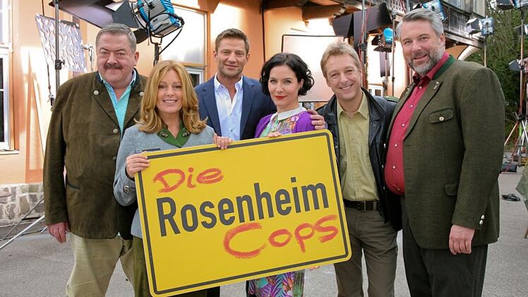 Er war der Neffe von Korbinian Hofer (Joseph Hannesschl&auml;ger, links) und der Sohn von Marie Hofer (Karin Thaler, zweiter von links): Thomas Stielner, der bei den "Rosenheim-Cops" Vincent Hofer spielte, hat der Schauspielerei den R&uuml;cken gekehrt.