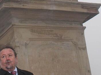 Die Gnodstadter Mautpyramide steht wieder. Bürgermeister Erich Hegwein erinnerte in der Bürgerversammlung am Dienstag an die Wieder-Einweihung Ende 2012 Foto: Archiv