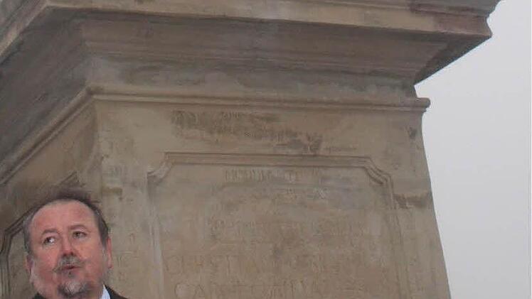 Die Gnodstadter Mautpyramide steht wieder. Bürgermeister Erich Hegwein erinnerte in der Bürgerversammlung am Dienstag an die Wieder-Einweihung Ende 2012 Foto: Archiv