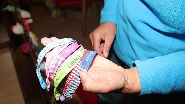 Die künftigen Besitzer erhalten Bändchen mit den Namen der Hunde.