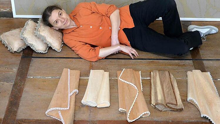 Die Künstlerin Kathrin Hubl in ihrem Atelier mit einigen ihrer Holzskulpturen Foto: Björn Hein