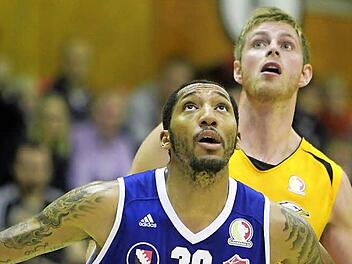 Ken Horton (vorne) kommt vom finnischen Meister zu Medi Bayreuth.  Foto: imago