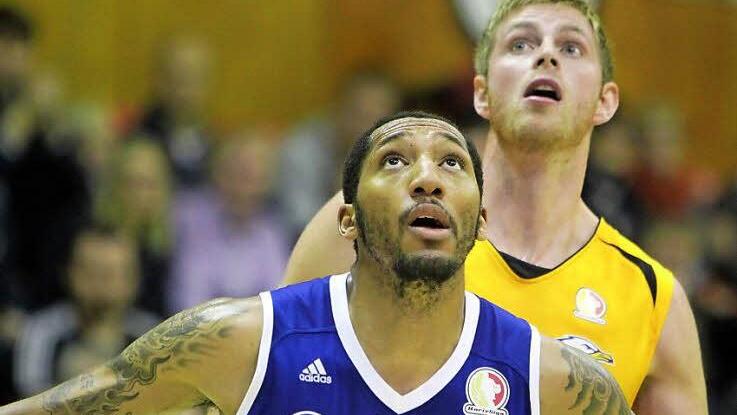 Ken Horton (vorne) kommt vom finnischen Meister zu Medi Bayreuth.  Foto: imago