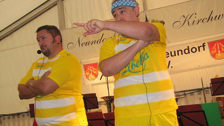 Fitnessübungen mit den Meederer Schmalzbuam Andreas Lutz und Markus Weschenfelder. Foto: Martin Koch