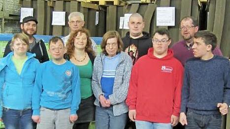 Sie haben einen großen Schritt im Berufsleben getan: Manuel Arnold, Sina Gränz, Fabian Hauck, Irmgard Krüger, Maximilian Krug, Thomas Reitz sowie (nicht mit auf dem Bild) Paul Gläser und Nicholas Whittaker-Schmitt. Mit ihnen freuen sich Werkstattleiter Harald Waldhäuser und Bereichsleiter Georg Göb sowie die Gruppenleitung des Berufsbildungsbereiches, Eva Krüger und Benedikt Dömling. Foto: privat