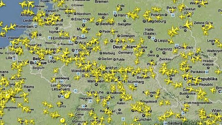 Viele nationale und internationale Flugrouten, unter anderem von und nach Frankfurt, Amsterdam und London, führen über Franken. Der Screenshot (www.flightradar24.com) verdeutlicht die Verkehrsdichte.