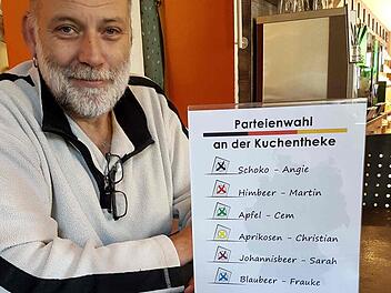 Konditormeister Klaus Römmelt lässt seine Kunden an der Kuchentheke wählen. Foto: Richard Sänger