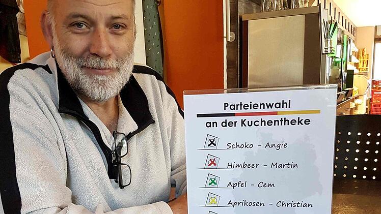 Konditormeister Klaus Römmelt lässt seine Kunden an der Kuchentheke wählen. Foto: Richard Sänger