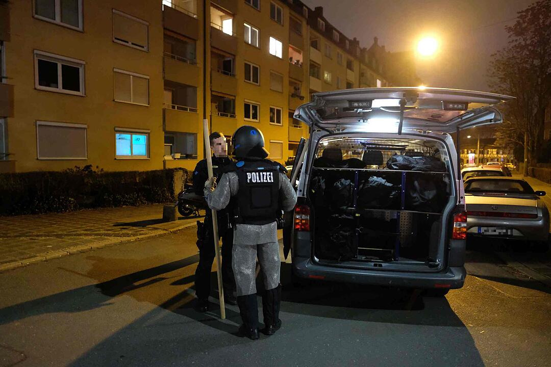 Nürnberg: Drei Frauen niedergestochen - Täter auf der Flucht