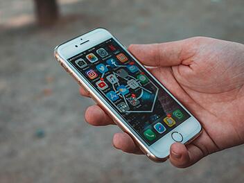 Hinter einem angeblich hilfreichen  WhatsApp-Update steckt eine Schadsoftware. Betr&uuml;ger wollen &uuml;ber den Messenger-Dienst an die Daten von Nutzern.  Symbolbild: Sara Kurfe&szlig;/unsplash.com