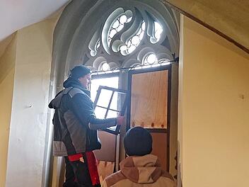 Martin Darr (links) und André Weigand von der Firma "Holz in Form" aus Bad Königshofen tauschen im Schloss Aschach Fenster aus. Für die Baustelle war es schwierig, geeignete Baufirmen zu finden.Steffen Standke
