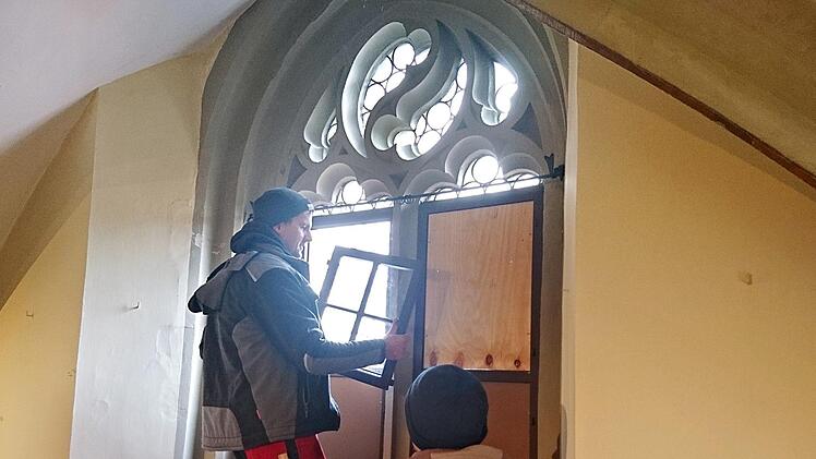 Martin Darr (links) und André Weigand von der Firma "Holz in Form" aus Bad Königshofen tauschen im Schloss Aschach Fenster aus. Für die Baustelle war es schwierig, geeignete Baufirmen zu finden.Steffen Standke