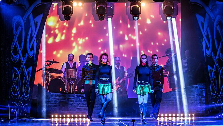 Die siebenköpfige Band Cornamusa gastierte gemeinsam mit der international besetzten "Irish Beats Dance Company" im Kongresshaus Rosengarten in Coburg.Foto: Jochen Berger