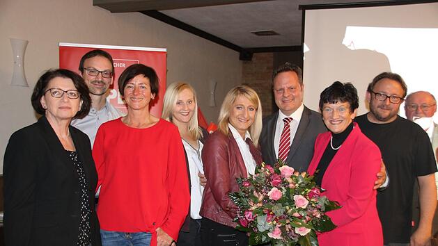Strahlende Gesichter: Die Kulmbacher SPD hat bei der Nominierungsversammlung am Donnerstagabend im "Gr&uuml;ndla" Ingo Lehmann (Dritter von rechts) mit 100 Prozent Zustimmung als OB-Kandidat erkoren. Zu den ersten Gratulanten z&auml;hlten (von links) Elisabeth Weith, Simon Moritz, Heike Schweens, Tochter Laura und Ehefrau Margit Lehmann, Kreisvorsitzende Inge Aures, Matthias Meu&szlig;geyer und Hans Werther,J. N&uuml;tzel