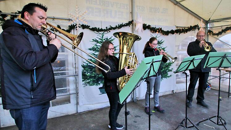 Ein Bläserensemble der Städtischen Musikschule spielte. Foto: Dieter Britz