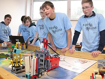 Die Schüler haben einen Roboter gebaut, damit er in einem Parcours einprogrammierte Aufgaben möglichst fehlerfrei erledigt. Heike Beudert
