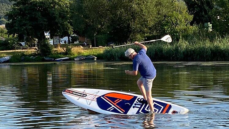 Auf die Balance kommt es an: Anfänger landen beim Stand-up-Paddling das ein oder andere Mal im Wasser. Foto: Julia Scholl