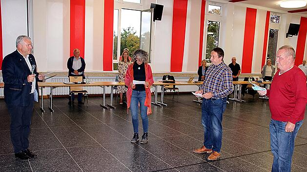 Bürgermeister Jürgen Hennemann (links) vereidigte drei Ortssprecher (von rechts): Josef Kees für Neuses a. R., Andreas Kern für Weißenbrunn und Karin Feen für Welkendorf und Gemünd. Es fehlt Andreas Leibold (Reutersbrunn). Helmut Will