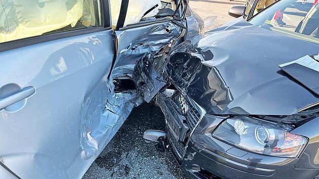 Weil er beim Abbiegen ein entgegenkommendes Auto &uuml;bersah, hat ein Kronacher bei Himmelkron einen schweren Unfall verursacht.