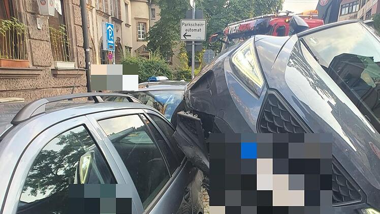 Spektakul&auml;rer Unfall in F&uuml;rth: Seat kommt seitlich auf geparktem Auto zum Stehen
