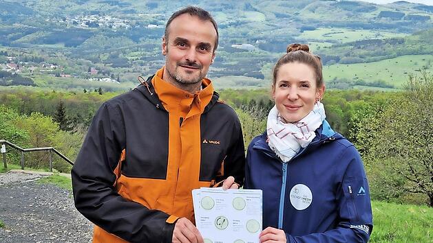 Ab sofort erhalten Wanderer und G&auml;ste in der Tourist-Info einen Gipfelpass. Auf vorerst sechs Bergspitzen gibt es eine Stempelstelle, wie Patrick Bauer, 2. B&uuml;rgermeister, und Laura R&ouml;sch, Leitung Stadtmarketing und Tourist-Information, zeigen.