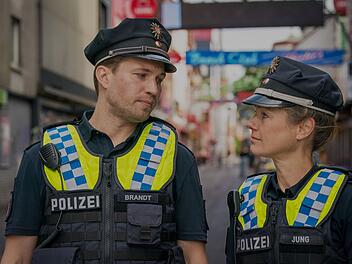 Am Montag startet die neue Staffel von "Notruf Hafenkante". Dann ist auch Rhea Harder-Vennewald (mit Raúl Richter) wieder dabei.