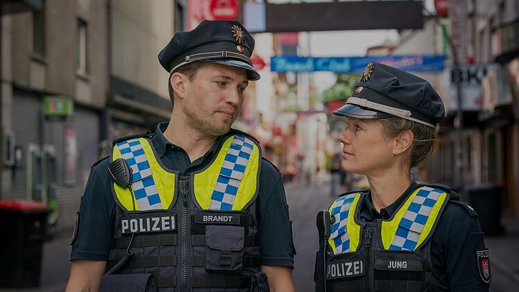 Am Montag startet die neue Staffel von "Notruf Hafenkante". Dann ist auch Rhea Harder-Vennewald (mit Raúl Richter) wieder dabei.