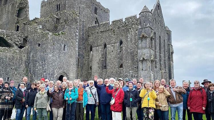 Gruppenbild vor dem Rock of Cashel