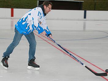 Der Leiter der ATS-Eishockeyabteilung, Holger Griesenbrock, hofft auf viele neue Schlittschuhläufer. Jeden Samstag gibt es bei einer Kinder-Laufschule Tipps für die ersten Schritte auf dem Eis. Fotos: Sonja Adam