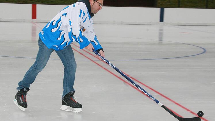 Der Leiter der ATS-Eishockeyabteilung, Holger Griesenbrock, hofft auf viele neue Schlittschuhläufer. Jeden Samstag gibt es bei einer Kinder-Laufschule Tipps für die ersten Schritte auf dem Eis. Fotos: Sonja Adam