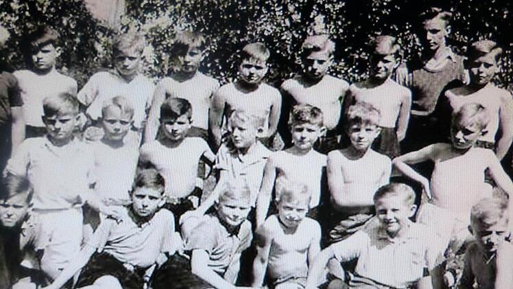 Die Klasse von Rolf Harald  Arnold im Gößweinsteiner KLV-Lager "Stern". Arnold ist der   Zweite   von rechts in der untersten  Reihe.