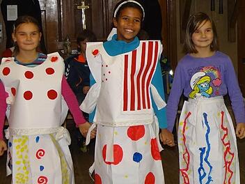 Die selbst ernannten "feinen Damen" aus Ebern: Melissa, Madonna und Vanessa präsentierten ihre Kostüme auf dem Laufsteg im Heimatmuseum zum Abschluss des Workshops. alle Fotos: Johanna Eckert