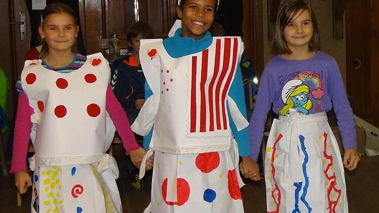 Die selbst ernannten "feinen Damen" aus Ebern: Melissa, Madonna und Vanessa präsentierten ihre Kostüme auf dem Laufsteg im Heimatmuseum zum Abschluss des Workshops. alle Fotos: Johanna Eckert