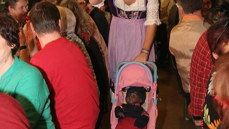 "Klein Ilse" zog mit dem Kinderwagen in die Halle ein.