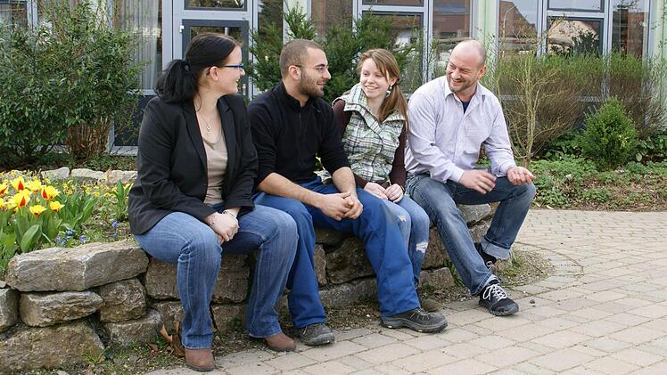 Immer wieder gern kommen Denise Dippold, Johannes Dickas und Julia Wolfschmidt an ihre ehemalige Schule, besonders wenn sie stellvertretender Schulleiter Marc Güntsch (v.l.) einlädt, Jüngeren bei der Berufsorientierung zu helfen.