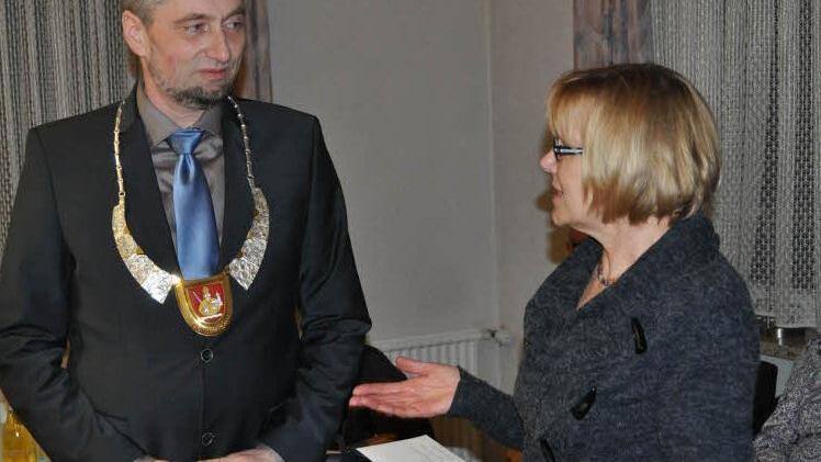 Walburga Albert dankte Bürgermeister Ralf Nowak, dass sich die Mitglieder des Kolumbienkreises in das "Goldene Buch" eintragen durften. Nowak hatte ihr zuvor ein Geschenk überreicht.  Foto: Simon Albrecht