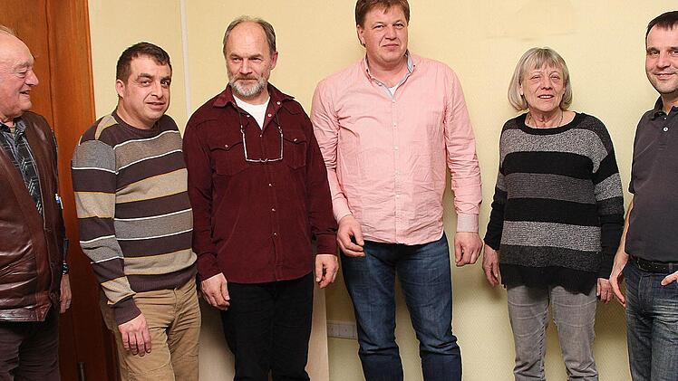 Der neu gewählte Vorstand des Altstadtvereins: Hans Petsch (Beisitzender), Wolfgang Joa (Kassier), Josef Wilz und Peter Braun (Vorsitzende), Sabine Schäuble (Schriftführerin) und Oliver Schikora (Vorsitzender). Es fehlt Michadel Kastl (Beisitzer).  Foto: Dieter Britz