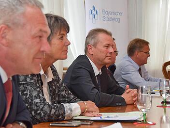 Von links nach rechts: Frank Rebhan (OB Neustadt bei Coburg), Brigitte Merk-Erbe (OB Bayreuth), Ulrich Maly (OB Nürnberg), Achim Sing (Pressereferent Bayerischer Städtetag) und Bambergs OB Andreas Starke Foto: Ronald Rinklef