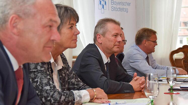 Von links nach rechts: Frank Rebhan (OB Neustadt bei Coburg), Brigitte Merk-Erbe (OB Bayreuth), Ulrich Maly (OB Nürnberg), Achim Sing (Pressereferent Bayerischer Städtetag) und Bambergs OB Andreas Starke Foto: Ronald Rinklef