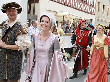 Traditionell findet am Sonntag der Festeinzug mit Magistrat, Handwerkern und Musikern durch die Altstadt statt. Fotos: Matthias Einwag