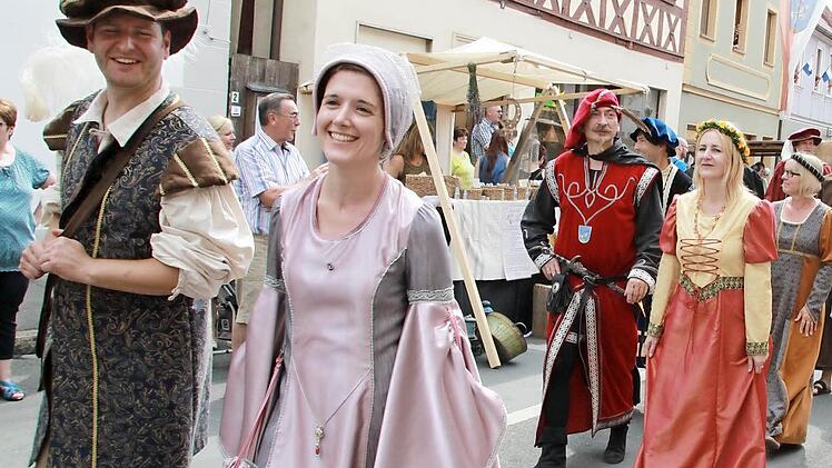Traditionell findet am Sonntag der Festeinzug mit Magistrat, Handwerkern und Musikern durch die Altstadt statt. Fotos: Matthias Einwag