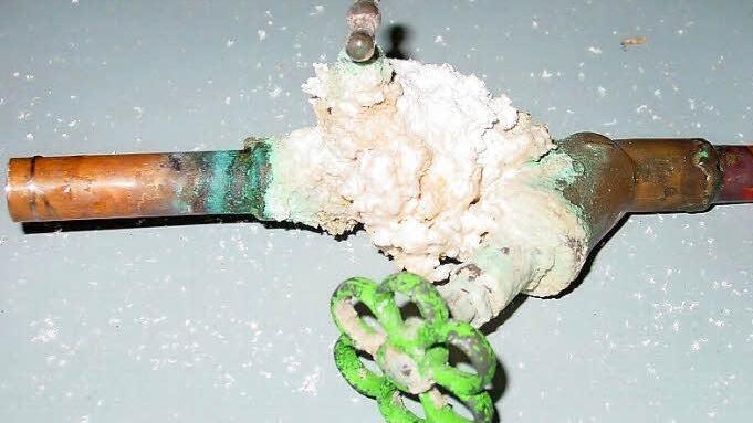 Kalk im Trinkwasser kann Schäden anrichten, wie dieses Symbolbild - das wohlgemerkt nicht aus dem Zweckverband stammt - drastisch zeigt. Beim Zweckverband "Veitensteingruppe" will man jedoch die hohen Härtegrade weiter in Kauf nehmen, da die Trinkwasserqualität aus dem Kottendorfer Versorgungsgebiet allgemein als sehr gut gilt. Foto: Archiv