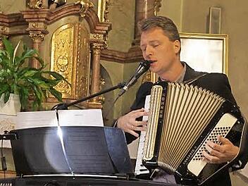 Dr. Thorsten Kapperer sang im Langenleitner Kirchenkonzert unter anderem von der Liebe und Treue Gottes zu den Menschen. Foto: Marion Eckert