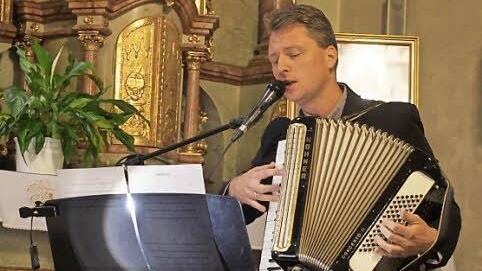 Dr. Thorsten Kapperer sang im Langenleitner Kirchenkonzert unter anderem von der Liebe und Treue Gottes zu den Menschen. Foto: Marion Eckert