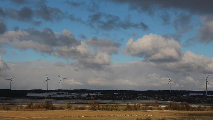 Zwischen den linken drei und den rechten zwei Lonnerstadter Windrädern werden im Wald noch zwei weitere gebaut.  Foto: Andreas Dorsch