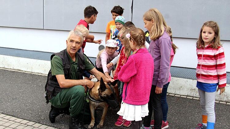 Ferienkinder bei der Herzogenauracher Polizei  Foto: Richard Sänger