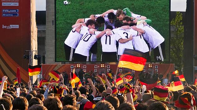 Gemeinsam mitfiebern und jubeln - Public Viewing macht Spa&szlig; und ist mitrei&szlig;end. Foto: Arno Burgi