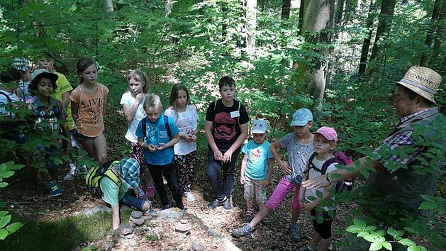 Diakon  Kim Sell hatte viel Interessantes bei der gemeinsamen Tour auf den Volkersberg zu berichten. Foto: Kathrin Romeis-Merten